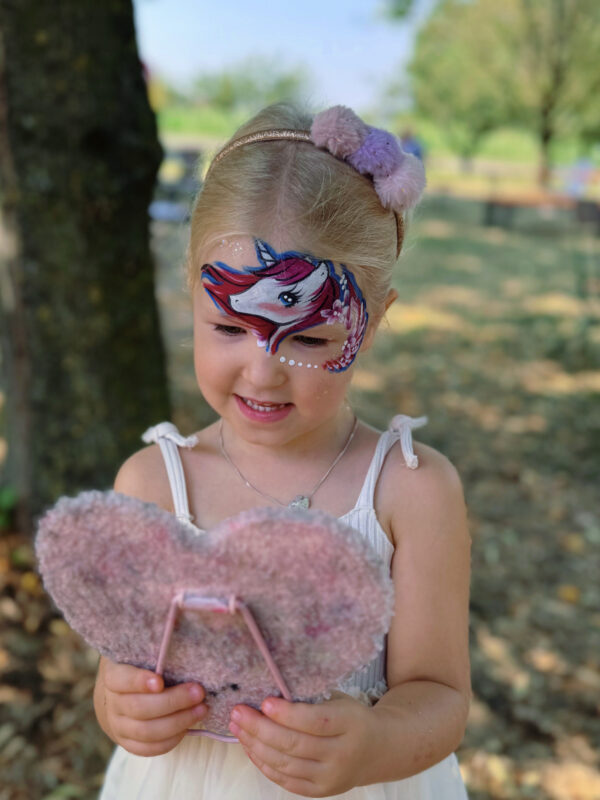 Kinderschminkfee Hohenlohe bei Schleich. Zwei Mädels mit einem Einhorn und einer Meerjungfrau