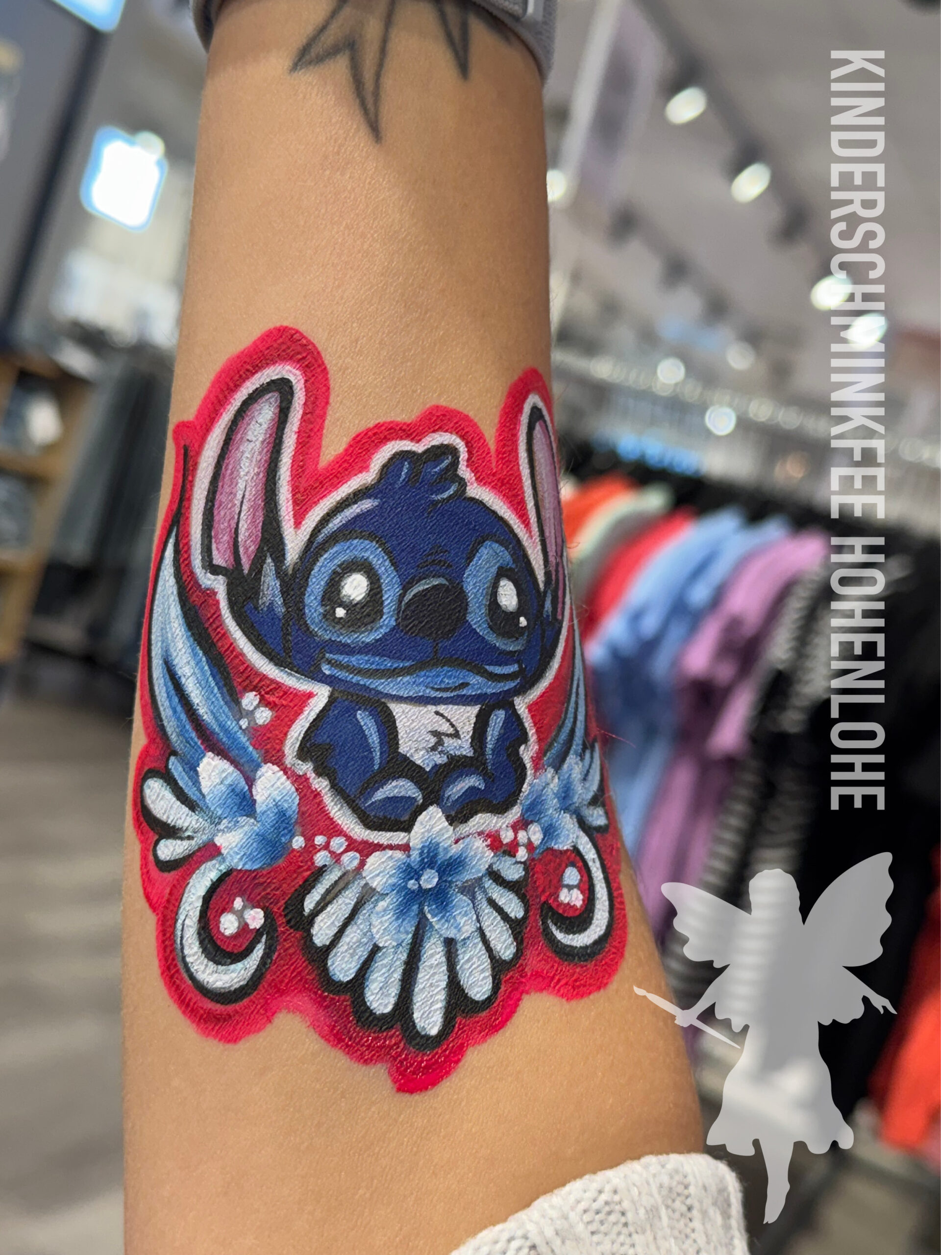 Sticht auf einem Arm beim Kinderschminken in Hohenlohe und Heilbronn