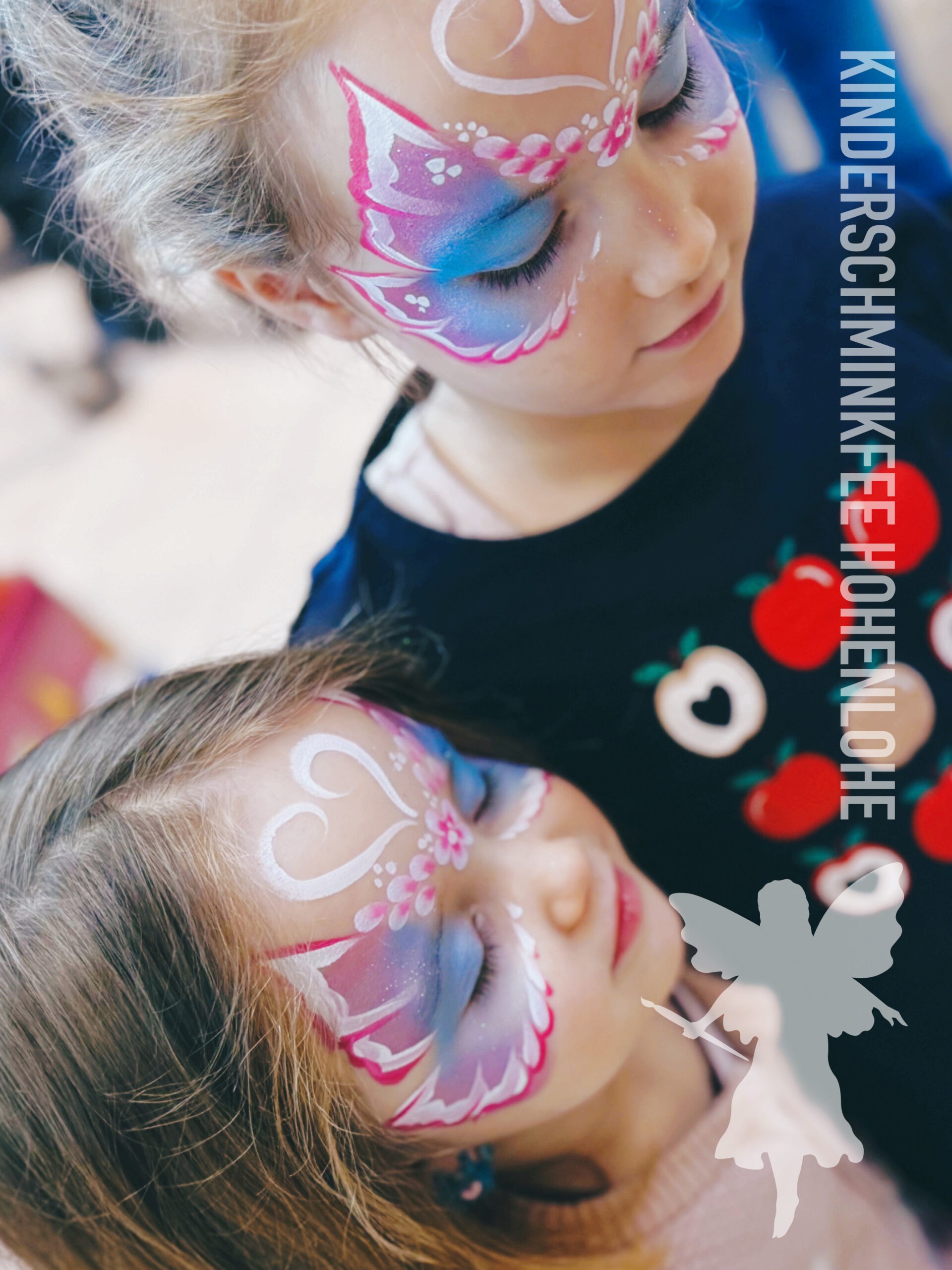 Kinderschminkfee-Hohenlohe14 Kind mit einem Schmetterling beim Kinderschminken in Hohenlohe