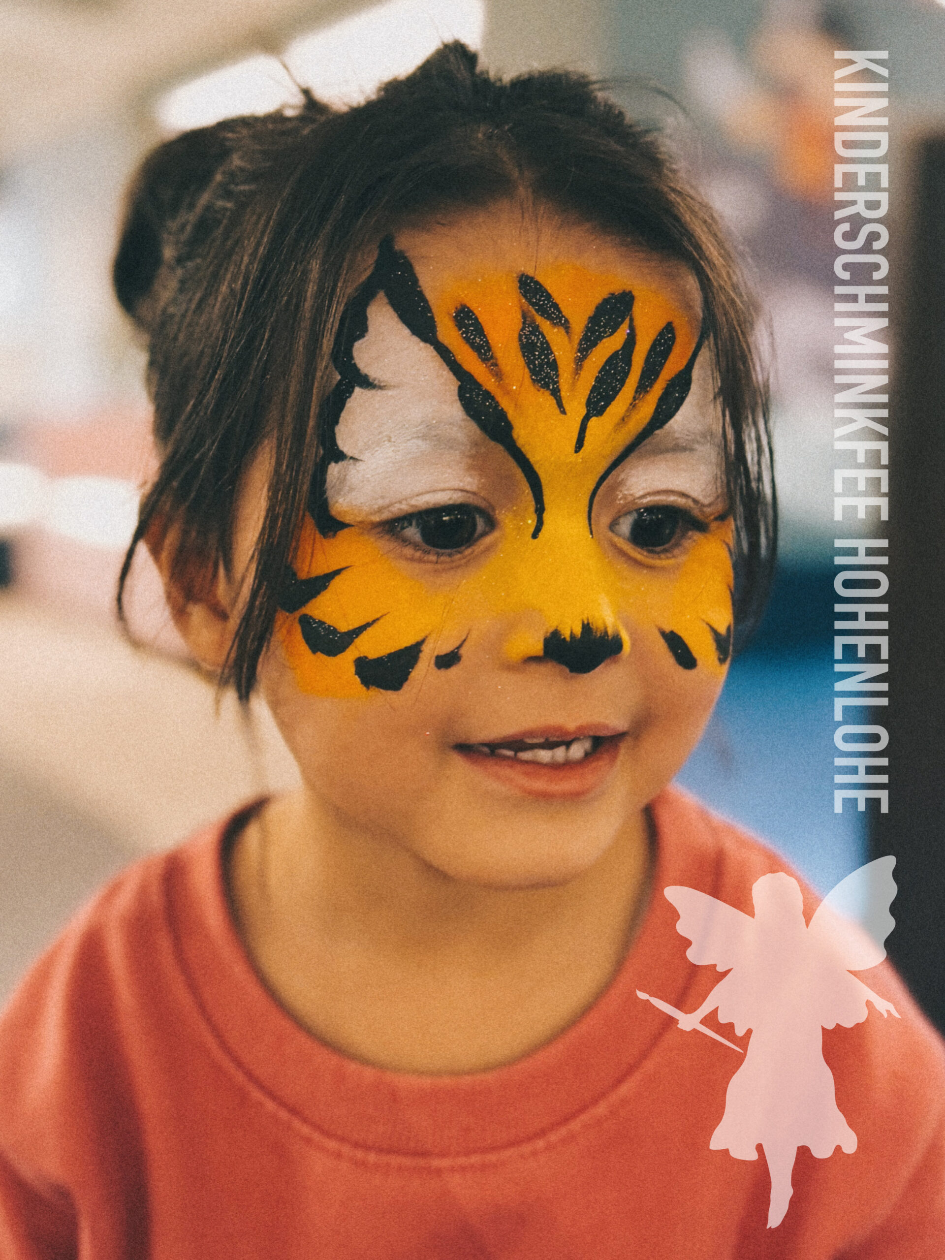 Kind mit einem Tiger beim Kinderschminken in Hohenlohe