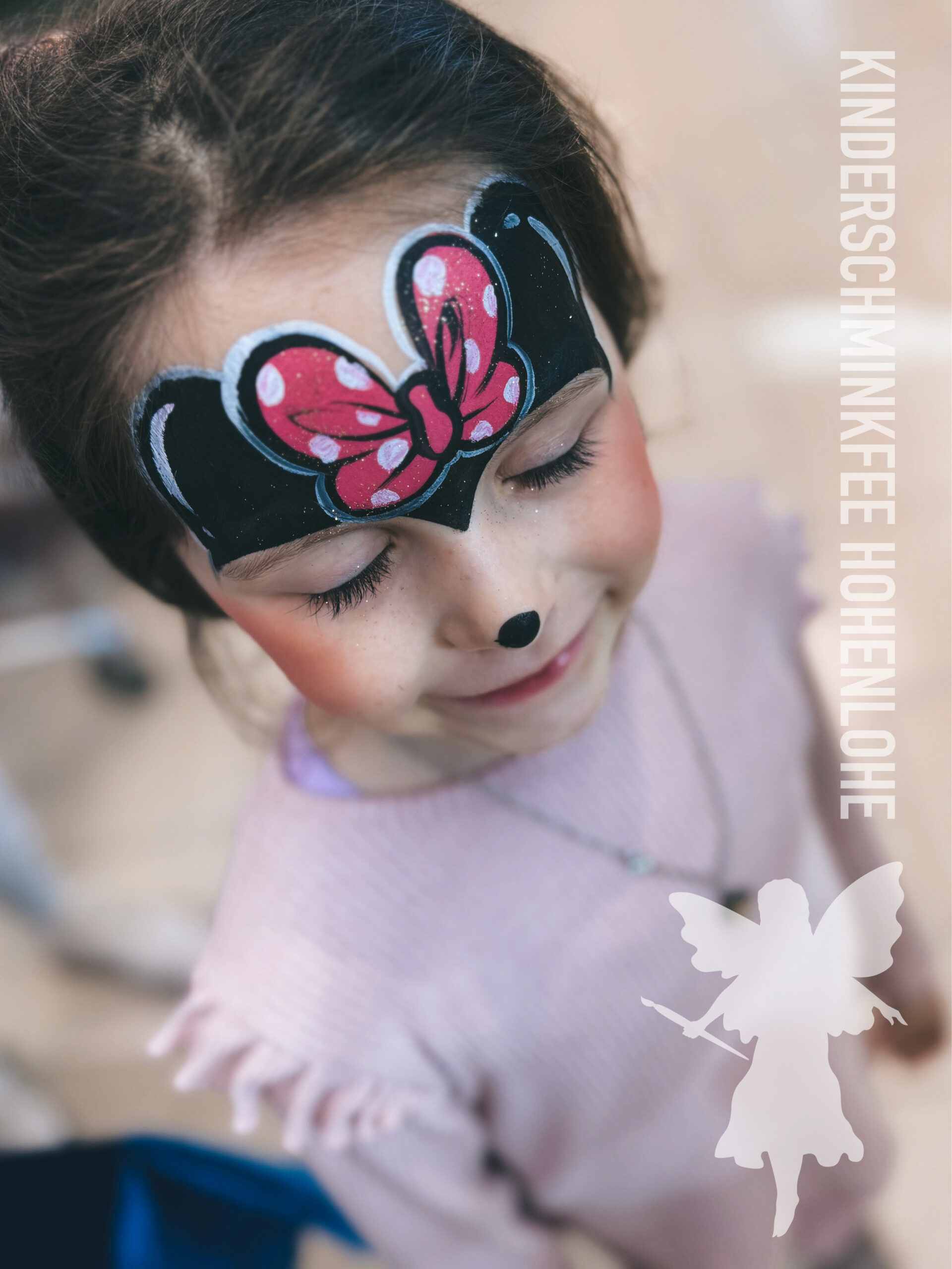 Kind mit einer Minnie Mouse beim Kinderschminken in Hohenlohe
