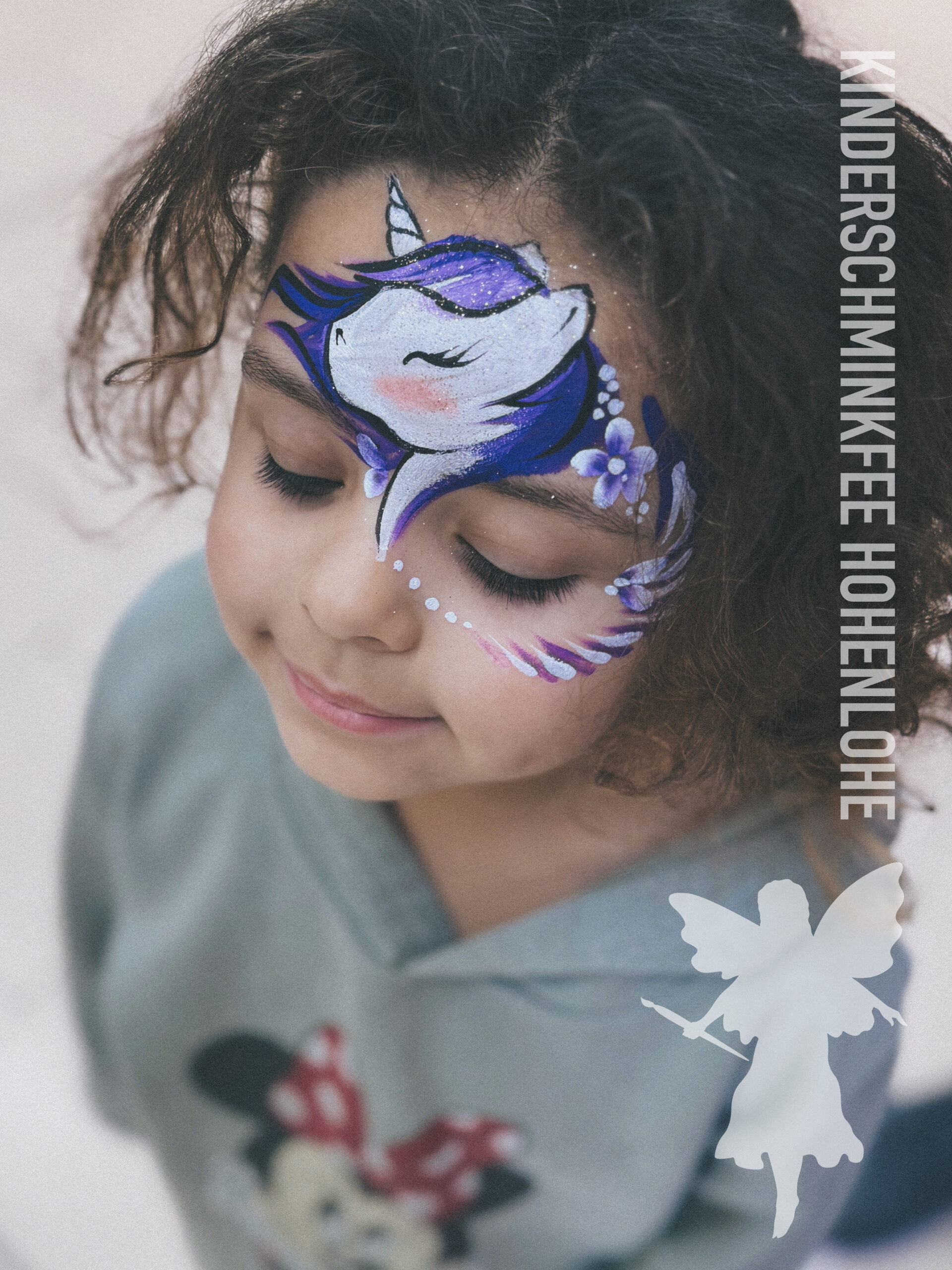 Kind mit einem Einhorn beim Kinderschminken in Hohenlohe