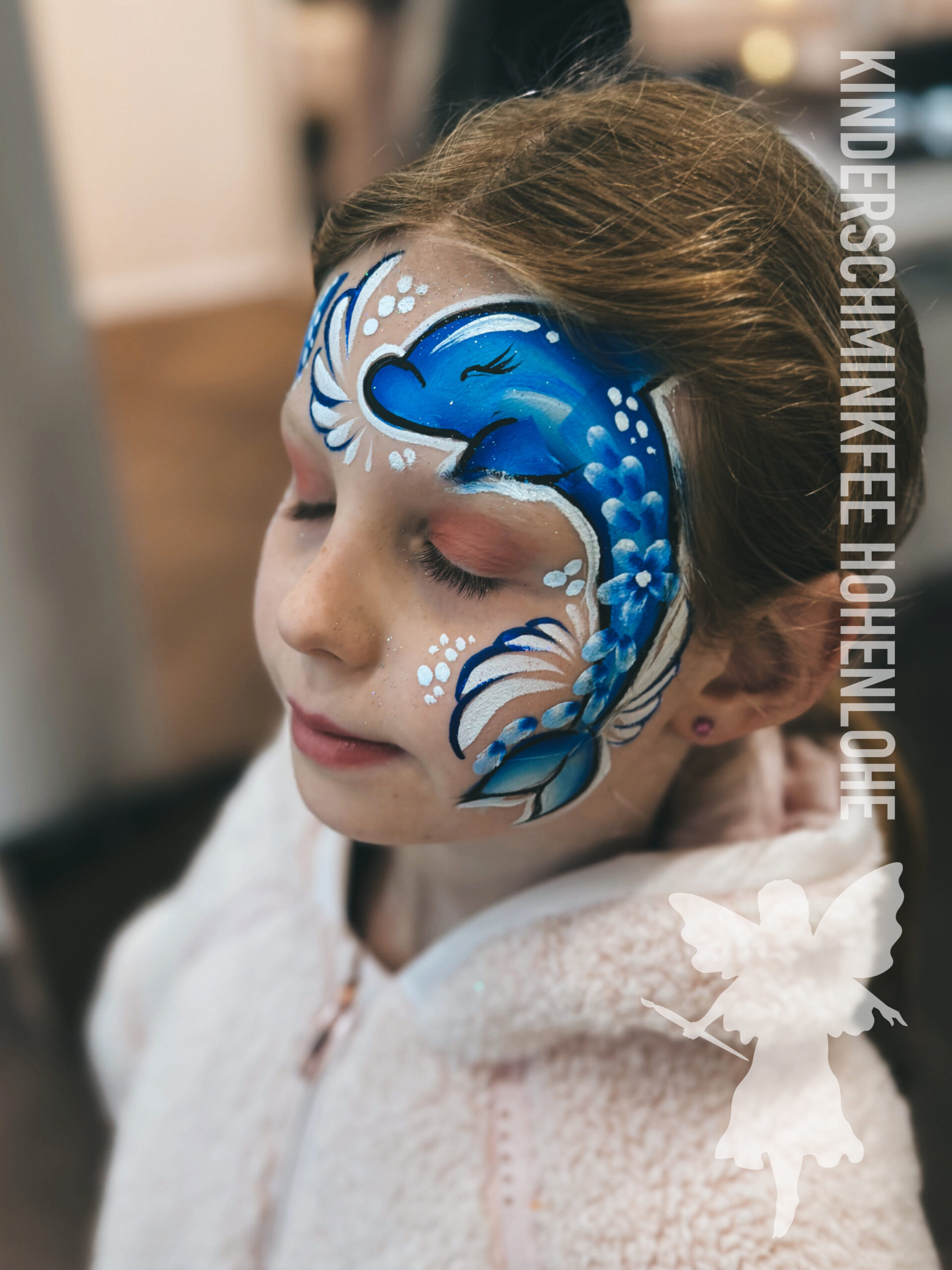 Kind mit einem Delfin beim Kinderschminken in Hohenlohe